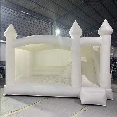 Đám cưới trắng tinh khiết, nhà nhảy với những đứa trẻ trượt tuyết, lâu đài nhảy.
