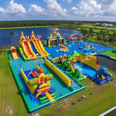 Công viên nước bơm bằng đất với những chiếc trượt lớn và đồ chơi nổi