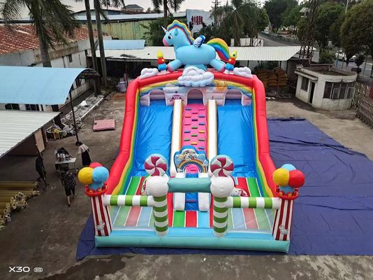 Rainbow Horse Hai kênh song song Thang trượt bơm với các cột hình kẹo