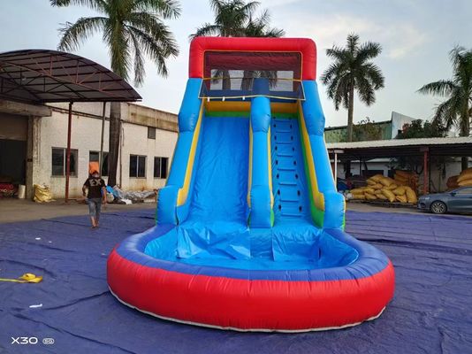Bãi trượt nước bơm màu xanh lam mùa hè với hồ bơi