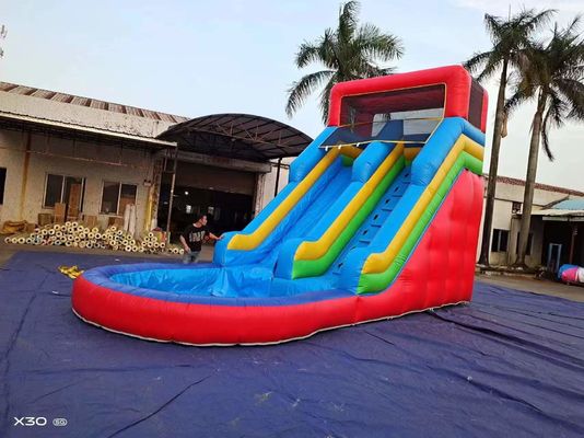 Bãi trượt nước bơm màu xanh lam mùa hè với hồ bơi