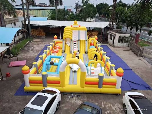 Một con vịt vàng với những cái trượt lớn và một lâu đài bơm nổi nhảy vọt.
