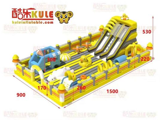 Một con vịt vàng với những cái trượt lớn và một lâu đài bơm nổi nhảy vọt.