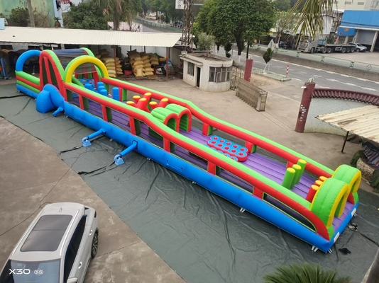 Đường đua vượt chướng ngại vật bơm hơi đầy màu sắc rực rỡ cho niềm vui vui nhộn